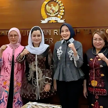 Ketua PD PIRA Kalimantan Tengah, Aisyah Thisia Agustiar Sabran, berkomitmen berdiri di garda terdepan dalam pembangunan daerah. PD PIRA Kalteng bekerja produktif dan menyusun langkah strategis memastikan peran perempuan Kalteng semakin nyata menyukseskan visi besar pemerintah pusat dibawah Presiden Prabowo.