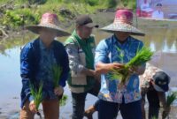 Wakil Ketua I DPRD Seruyan, Harsandi dan Wakil Bupati Seruyan, H. Supian pada acara Gerakan Tanam Pangan Serempak seluas 10.000 Hektar (Ha) yang dilaksanakan di Desa Halimaung Jaya, Kecamatan Seruyan Hilir Timur, Kamis (9/4). Foto: FB Publikasi Legislatif Seruyan.