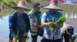 Wakil Ketua I DPRD Seruyan, Harsandi dan Wakil Bupati Seruyan, H. Supian pada acara Gerakan Tanam Pangan Serempak seluas 10.000 Hektar (Ha) yang dilaksanakan di Desa Halimaung Jaya, Kecamatan Seruyan Hilir Timur, Kamis (9/4). Foto: FB Publikasi Legislatif Seruyan.