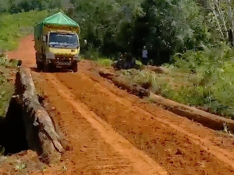 Jembatan Sei Kining yang terletak di Desa Pangke, Kecamatan Seruyan Tengah, setelah selesai diperbaiki dan kembali fungsional.