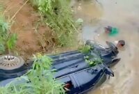 Mobil Kijang Inova yang mengangkut satu keluarga asal Desa Derawa terjungkal masuk sungai tak kuasa menaklukkan tanjakan curam yang kondisinya hancur lebam, di jalur tengkorak kawasan Bukit Akap/Badung, Desa Gantung Pengayuh kecamatan Seruyan Tengah. Minggu (12/4/2026) sore.. foto : Istimewa 