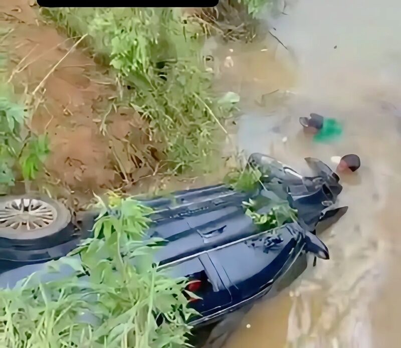 Mobil Kijang Inova yang mengangkut satu keluarga asal Desa Derawa terjungkal masuk sungai tak kuasa menaklukkan tanjakan curam yang kondisinya hancur lebam, di jalur tengkorak kawasan Bukit Akap/Badung, Desa Gantung Pengayuh kecamatan Seruyan Tengah. Minggu (12/4/2026) sore.. foto : Istimewa 