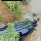 Mobil Kijang Inova yang mengangkut satu keluarga asal Desa Derawa terjungkal masuk sungai tak kuasa menaklukkan tanjakan curam yang kondisinya hancur lebam, di jalur tengkorak kawasan Bukit Akap/Badung, Desa Gantung Pengayuh kecamatan Seruyan Tengah. Minggu (12/4/2026) sore.. foto : Istimewa 
