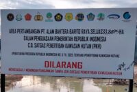 Plang yang pasang Satuan Tugas Penertiban Kawasan Hutan (PKH), dan penertiban kawasan hutan di Area Pertambangan PT. Alam Bahtera Barito Raya, Kabupaten Barito Utara, Sabtu, (11/04/2026). (Foto: INGKIT BS BJAPER/Tim Newsline)