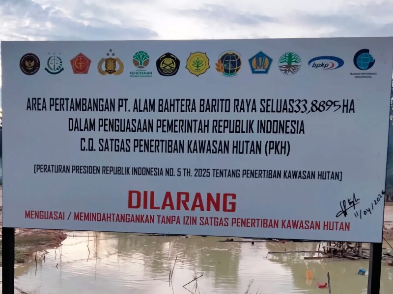 Plang yang pasang Satuan Tugas Penertiban Kawasan Hutan (PKH), dan penertiban kawasan hutan di Area Pertambangan PT. Alam Bahtera Barito Raya, Kabupaten Barito Utara, Sabtu, (11/04/2026). (Foto: INGKIT BS BJAPER/Tim Newsline)