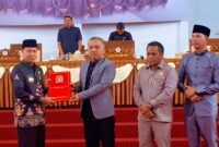 Ketua DPRD, Zuli Eko Prasetyo. Didampingi Wakil Ketua I Harsandi, ST., MM, dan Wakil Ketua II Muhtadin, SH, menyerahkan rekomendasi strategis terhadap Laporan Keterangan Pertanggungjawaban (LKPJ) Bupati Seruyan Tahun Anggaran 2025 kepada  Wakil Bupati Seruyan, H. Supian, S.Ag, di Gedung Rapat Paripurna DPRD Seruyan, Kamis (16/4). Foto: Dokumentasi Sekwan DPRD Seruyan 
