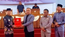 Ketua DPRD, Zuli Eko Prasetyo. Didampingi Wakil Ketua I Harsandi, ST., MM, dan Wakil Ketua II Muhtadin, SH, menyerahkan rekomendasi strategis terhadap Laporan Keterangan Pertanggungjawaban (LKPJ) Bupati Seruyan Tahun Anggaran 2025 kepada  Wakil Bupati Seruyan, H. Supian, S.Ag, di Gedung Rapat Paripurna DPRD Seruyan, Kamis (16/4). Foto: Dokumentasi Sekwan DPRD Seruyan 