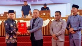 Ketua DPRD, Zuli Eko Prasetyo. Didampingi Wakil Ketua I Harsandi, ST., MM, dan Wakil Ketua II Muhtadin, SH, menyerahkan rekomendasi strategis terhadap Laporan Keterangan Pertanggungjawaban (LKPJ) Bupati Seruyan Tahun Anggaran 2025 kepada  Wakil Bupati Seruyan, H. Supian, S.Ag, di Gedung Rapat Paripurna DPRD Seruyan, Kamis (16/4). Foto: Dokumentasi Sekwan DPRD Seruyan 