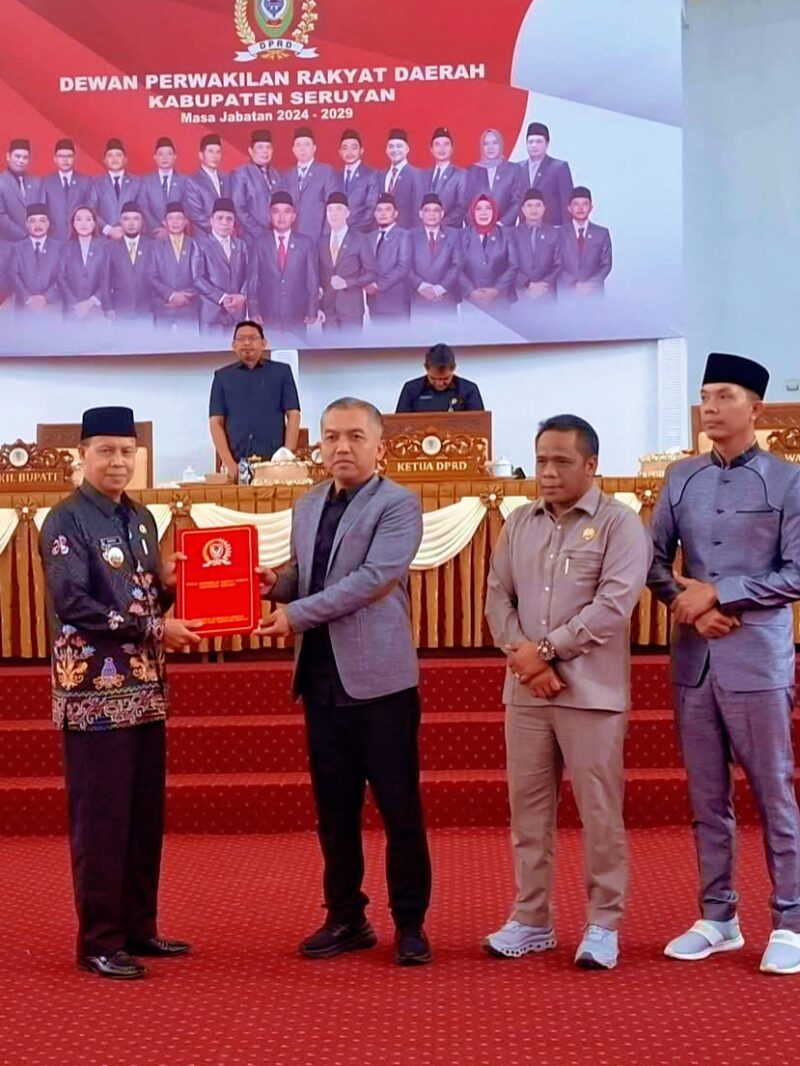 Ketua DPRD, Zuli Eko Prasetyo. Didampingi Wakil Ketua I Harsandi, ST., MM, dan Wakil Ketua II Muhtadin, SH, menyerahkan rekomendasi strategis terhadap Laporan Keterangan Pertanggungjawaban (LKPJ) Bupati Seruyan Tahun Anggaran 2025 kepada  Wakil Bupati Seruyan, H. Supian, S.Ag, di Gedung Rapat Paripurna DPRD Seruyan, Kamis (16/4). Foto: Dokumentasi Sekwan DPRD Seruyan 