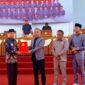 Ketua DPRD, Zuli Eko Prasetyo. Didampingi Wakil Ketua I Harsandi, ST., MM, dan Wakil Ketua II Muhtadin, SH, menyerahkan rekomendasi strategis terhadap Laporan Keterangan Pertanggungjawaban (LKPJ) Bupati Seruyan Tahun Anggaran 2025 kepada  Wakil Bupati Seruyan, H. Supian, S.Ag, di Gedung Rapat Paripurna DPRD Seruyan, Kamis (16/4). Foto: Dokumentasi Sekwan DPRD Seruyan 