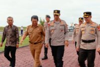 Wakil Kepala Kepolisian Daerah Kalimantan Tengah, Brigjen Pol Yosi Muhamartha, ketika tiba di Bandar Udara Kuala Pembuang, Senin 27/4.  Disambut langsung oleh Bupati Seruyan, Ahmad Selanorwanda, S.E., M.Si.. Foto Dokumentasi Protokoler Seruyan 