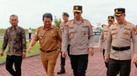 Wakil Kepala Kepolisian Daerah Kalimantan Tengah, Brigjen Pol Yosi Muhamartha, ketika tiba di Bandar Udara Kuala Pembuang, Senin 27/4.  Disambut langsung oleh Bupati Seruyan, Ahmad Selanorwanda, S.E., M.Si.. Foto Dokumentasi Protokoler Seruyan 