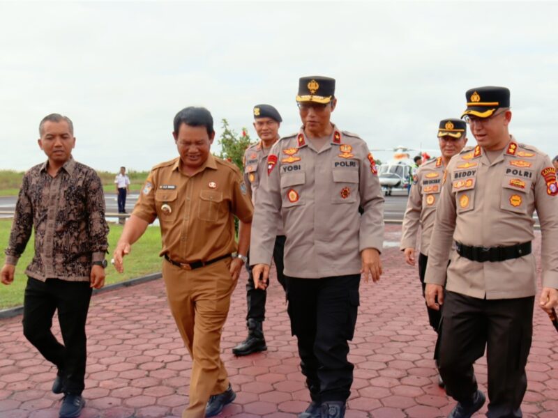 Wakil Kepala Kepolisian Daerah Kalimantan Tengah, Brigjen Pol Yosi Muhamartha, ketika tiba di Bandar Udara Kuala Pembuang, Senin 27/4.  Disambut langsung oleh Bupati Seruyan, Ahmad Selanorwanda, S.E., M.Si.. Foto Dokumentasi Protokoler Seruyan 