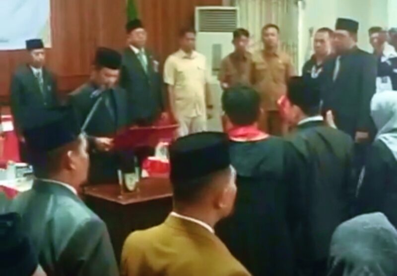 Bupati Seruyan Ahmad Selanorwanda melantik Pejabat Struktural Kepala Dinas Pemadam Kebakaran dan Penyelamatan, Sekretaris Inspektorat Daerah dan Inspektur Pembantu Khusus di Inspektorat Daerah di Aula Kantor Bupati Seruyan, Selasa, (28/4). foto Istimewa 