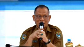 Pelaksana Harian (Plh.) Sekretaris Daerah Kabupaten Seruyan, dr. Bahrun Abbas, M.P.H., membuka kegiatan Sosialisasi Pembinaan Sertifikasi Kelayakan Pengolahan (SKP) di Aula Dinas Perikanan Selasa, (28/4). Foto Dokumentasi Setda