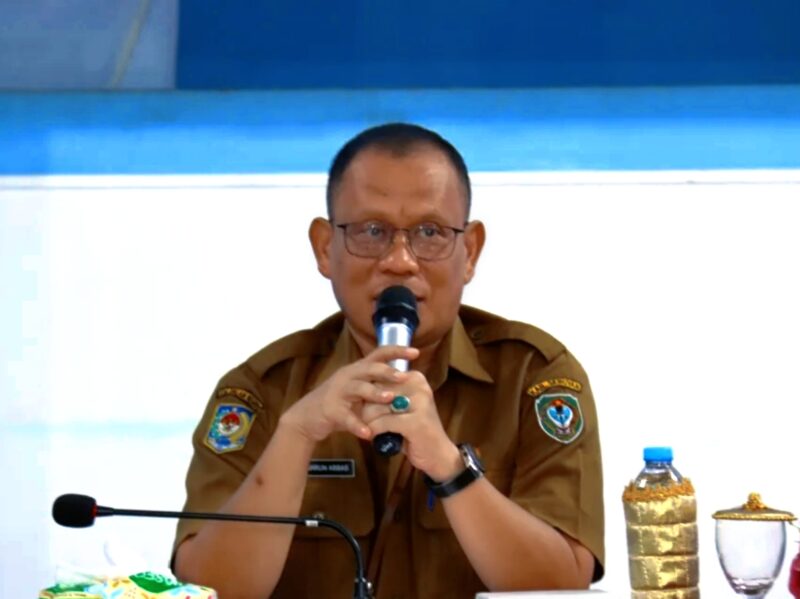 Pelaksana Harian (Plh.) Sekretaris Daerah Kabupaten Seruyan, dr. Bahrun Abbas, M.P.H., membuka kegiatan Sosialisasi Pembinaan Sertifikasi Kelayakan Pengolahan (SKP) di Aula Dinas Perikanan Selasa, (28/4). Foto Dokumentasi Setda