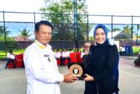 Bupati Seruyan Ahmad Selanorwanda menyerahkan plakat kepada narasumber Seminar Public Speaking With Confidence di Kuala Pembuang, Rabu (29/4).