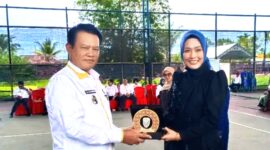 Bupati Seruyan Ahmad Selanorwanda menyerahkan plakat kepada narasumber Seminar Public Speaking With Confidence di Kuala Pembuang, Rabu (29/4).