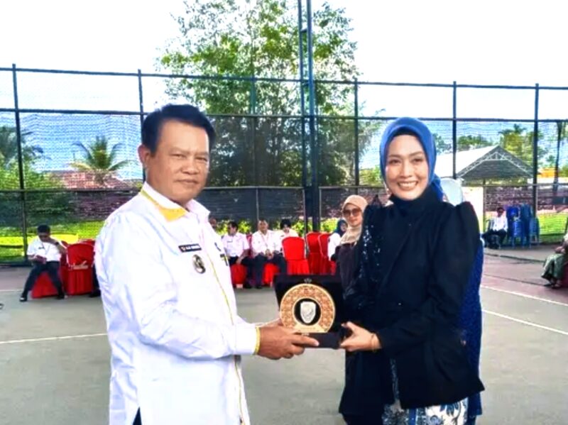 Bupati Seruyan Ahmad Selanorwanda menyerahkan plakat kepada narasumber Seminar Public Speaking With Confidence di Kuala Pembuang, Rabu (29/4).