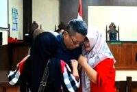 Terdakwa korupsi pengadaan internet di Seruyan, Reson langsung memeluk keluarga setelah dinyatakan tak bersalah, Rabu (29/4/2026).