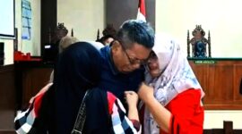 Terdakwa korupsi pengadaan internet di Seruyan, Reson langsung memeluk keluarga setelah dinyatakan tak bersalah, Rabu (29/4/2026).