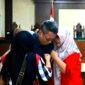 Terdakwa korupsi pengadaan internet di Seruyan, Reson langsung memeluk keluarga setelah dinyatakan tak bersalah, Rabu (29/4/2026).
