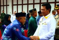 Bupati Seruyan, Ahmad Selanorwanda, melepas keberangkatan rombongan jemaah calon haji Kabupaten Seruyan tahun 1447 H/2026 di Aula Kantor Bupati Seruyan pada Rabu (29/04/2026). Foto: Dok Diskominfosandi Seruyan 