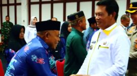 Bupati Seruyan, Ahmad Selanorwanda, melepas keberangkatan rombongan jemaah calon haji Kabupaten Seruyan tahun 1447 H/2026 di Aula Kantor Bupati Seruyan pada Rabu (29/04/2026). Foto: Dok Diskominfosandi Seruyan 
