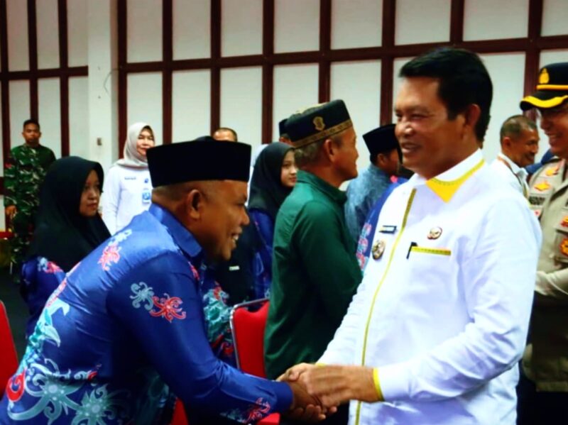 Bupati Seruyan, Ahmad Selanorwanda, melepas keberangkatan rombongan jemaah calon haji Kabupaten Seruyan tahun 1447 H/2026 di Aula Kantor Bupati Seruyan pada Rabu (29/04/2026). Foto: Dok Diskominfosandi Seruyan 
