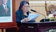 Wakil Ketua II DPRD Kota Palangka Raya, Nenie Adriati Lambung, saat menyampaikan pidato penutupan di Gedung DPRD Palangka Raya, Rabu (8/4).