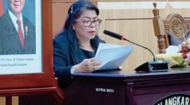 Wakil Ketua II DPRD Kota Palangka Raya, Nenie Adriati Lambung, saat menyampaikan pidato penutupan di Gedung DPRD Palangka Raya, Rabu (8/4).