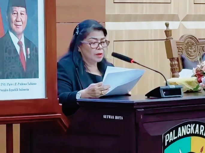 Wakil Ketua II DPRD Kota Palangka Raya, Nenie Adriati Lambung, saat menyampaikan pidato penutupan di Gedung DPRD Palangka Raya, Rabu (8/4).