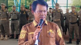 Bupati Seruyan, Ahmad Selanorwanda, saat memimpin apel pagi tes urine dadakan massal personel Satuan Polisi Pamong Praja (Satpol PP)  di Lapangan Tenis Indoor Kuala Pembuang, Selasa pagi (12/5/2026), (Foto Protokol Seruyan)
