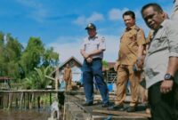 Bupati Seruyan Ahmad Selanorwanda, S.E., M.Si. didampingi Wakil Ketua I DPRD Seruyan Harsandi, dan Pejabat Dinas terkait 
meninjau langsung kondisi Pasar Saik Kuala Pembuang, Kabupaten Seruyan, Senin (11/5/2026). (Foto Protokol Seruyan)