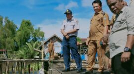Bupati Seruyan Ahmad Selanorwanda, S.E., M.Si. didampingi Wakil Ketua I DPRD Seruyan Harsandi, dan Pejabat Dinas terkait 
meninjau langsung kondisi Pasar Saik Kuala Pembuang, Kabupaten Seruyan, Senin (11/5/2026). (Foto Protokol Seruyan)