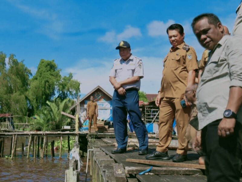 Bupati Seruyan Ahmad Selanorwanda, S.E., M.Si. didampingi Wakil Ketua I DPRD Seruyan Harsandi, dan Pejabat Dinas terkait 
meninjau langsung kondisi Pasar Saik Kuala Pembuang, Kabupaten Seruyan, Senin (11/5/2026). (Foto Protokol Seruyan)