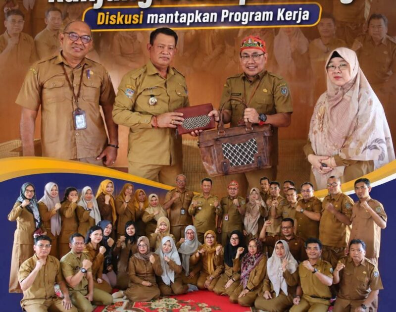 Pemerintah Kabupaten Seruyan menggelar rapat evaluasi kinerja dan program Dinas Koperasi, UKM, Perindustrian dan Perdagangan (Diskoperindag) Kabupaten Seruyan secara lesehan bersama Bupati Seruyan Ahmad Selanorwanda, S.E., M.Si., Selasa, (26/5).