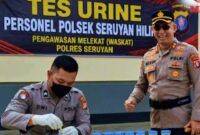 Kapolres Seruyan, AKBP Beddy Suwendi, memimpin langsung tes urine mendadak terhadap 15 personelnya, termasuk sang Kapolsek. di Mapolsek Seruyan Hilir, Senin (4/5).