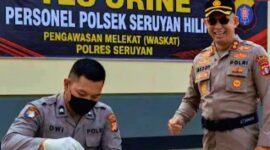 Kapolres Seruyan, AKBP Beddy Suwendi, memimpin langsung tes urine mendadak terhadap 15 personelnya, termasuk sang Kapolsek. di Mapolsek Seruyan Hilir, Senin (4/5).