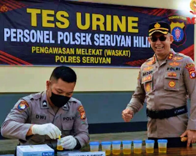 Kapolres Seruyan, AKBP Beddy Suwendi, memimpin langsung tes urine mendadak terhadap 15 personelnya, termasuk sang Kapolsek. di Mapolsek Seruyan Hilir, Senin (4/5).