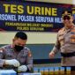 Kapolres Seruyan, AKBP Beddy Suwendi, memimpin langsung tes urine mendadak terhadap 15 personelnya, termasuk sang Kapolsek. di Mapolsek Seruyan Hilir, Senin (4/5).