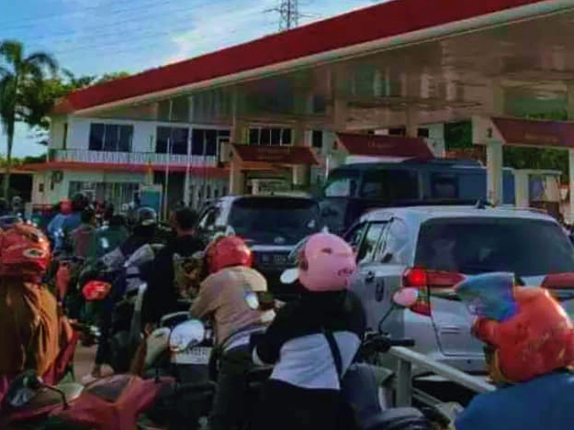 DRAMA ANTREAN "BERDARAH" DI PALANGKA RAYA, RAKYAT DIJEBAK PANIC BUYING, ATAU BBM MEMANG "DILARIKAN" KE KORPORASI SWASTA 6 lv 0 20260508203637