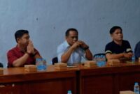 Wakil Ketua I DPRD Seruyan, Harsandi saat memimpin mediasi di Aula Desa Pematang Panjang, (Foto Istimewa)