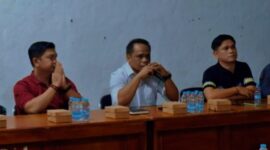 Wakil Ketua I DPRD Seruyan, Harsandi saat memimpin mediasi di Aula Desa Pematang Panjang, (Foto Istimewa)