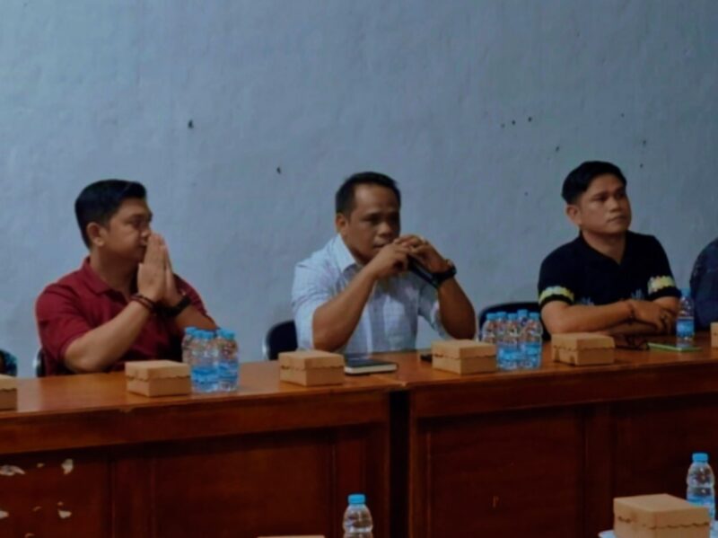 Wakil Ketua I DPRD Seruyan, Harsandi saat memimpin mediasi di Aula Desa Pematang Panjang, (Foto Istimewa)