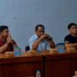 Wakil Ketua I DPRD Seruyan, Harsandi saat memimpin mediasi di Aula Desa Pematang Panjang, (Foto Istimewa)