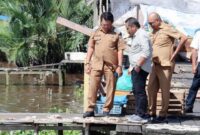 Bupati Seruyan Ahmad Selanorwanda, S.E., M.Si. didampingi Wakil Ketua I DPRD Kabupaten Seruyan Harsandi, jajaran Dinas terkait 
meninjau langsung kondisi Pasar Saik Kuala Pembuang, Kabupaten Seruyan, Senin (11/5/2026). (Foto Dokumentasi Protokol Seruyan)