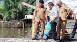 Bupati Seruyan Ahmad Selanorwanda, S.E., M.Si. didampingi Wakil Ketua I DPRD Kabupaten Seruyan Harsandi, jajaran Dinas terkait 
meninjau langsung kondisi Pasar Saik Kuala Pembuang, Kabupaten Seruyan, Senin (11/5/2026). (Foto Dokumentasi Protokol Seruyan)
