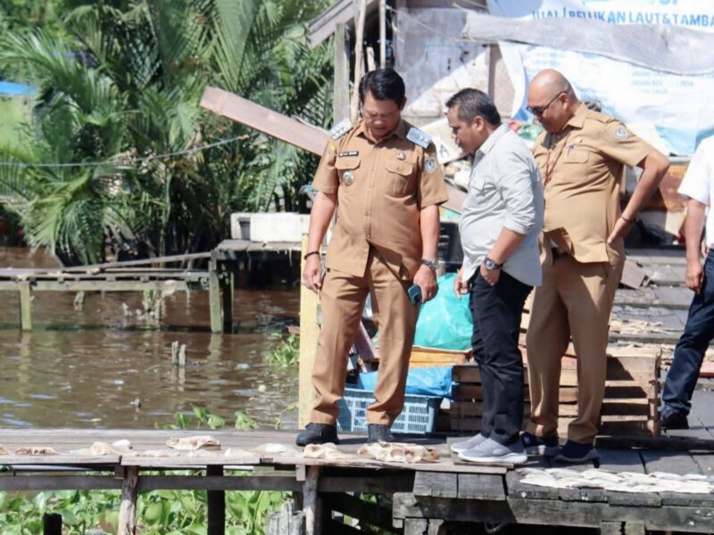 Bupati Seruyan Ahmad Selanorwanda, S.E., M.Si. didampingi Wakil Ketua I DPRD Kabupaten Seruyan Harsandi, jajaran Dinas terkait 
meninjau langsung kondisi Pasar Saik Kuala Pembuang, Kabupaten Seruyan, Senin (11/5/2026). (Foto Dokumentasi Protokol Seruyan)