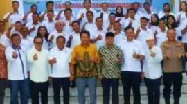 Bupati Ahmad Selanorwanda, berfoto bersama diacara Pelantikan Dewan Pengurus Kamar Dagang dan Industri Kabupaten Seruyan masa bakti 2026-2031 yang digelar di Gedung Serba Guna Kuala Pembuang, Senin (11/5/2026). (Foto Protokol Seruyan)